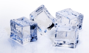小型などのおすすめ家庭用製氷機12選 作る氷の種類や安い商品、電動ならではの長所や電気代節約のヒントも紹介